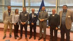 Cuarto y quinto por la izquierda, Basilio Otero, presidente de la Federacin Nacional de Cofradas de Pescadores (FNCP), y Virginijus Sinkevicius, eurocomisario de Medio Ambiente, Ocanos y Pesca, con otros dirigentes de la FNCP tras reunirse este viernes en Bruselas