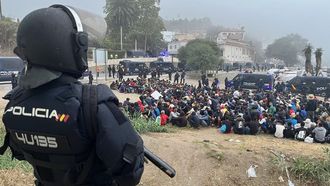 Un agente de la Polic&iacute;a Nacional durante el desalojo de El Trampol&iacute;n en Ceuta.