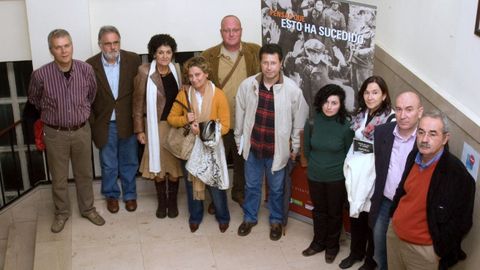 Con el panel de la exposici�n �Pensad que esto ha sucedido. Lecciones del Holocausto�, en octubre de 2007
