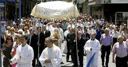 Un gran n�mero de vecinos acompa�aron al Sacramento en su recorrido por varias calles del centro de Carballo.