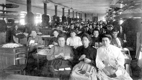 Cigarreras en la F�brica de Tabacos de Cimavilla