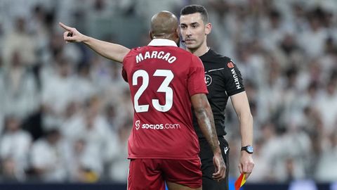 Marcao encar&aacute;ndose con el colegiado gallego Alejandro Mu&ntilde;iz Ruiz en el encuentro ante el Real Madrid en el Santiago Bernab&eacute;u
