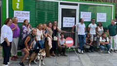 Protesta vecinal celebrada el pasado domingo, 4 de agosto, en Caldas para pedir la retirada de la nueva oficina de turismo