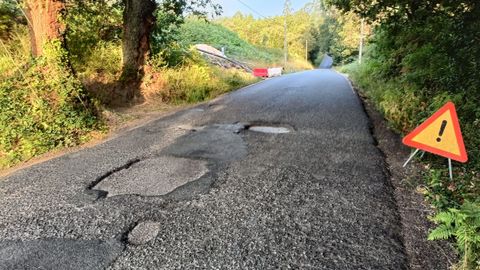 La carretera municipal que une Pardiñas con Casas do Monte, en Laraño, está cada vez más deteriorada. La Asociación de Veciños A Xunlla de Laraño viene denunciando los problemas para esta carretera desde que se utiliza como alternativa a O Milladoiro, debido a las obras de humanización.