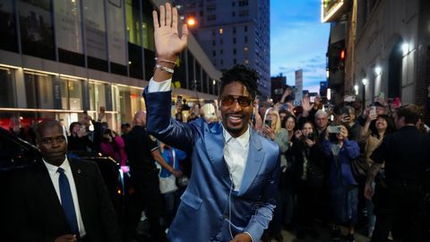 Jon Batiste a la salida del teatro tras terminar el programa