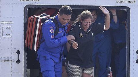  La espa�ola Marta Miguel desembarca del aparato saludando. 