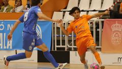 Charly controla la pelota durante el encuentro contra el Avanza Ja�n.