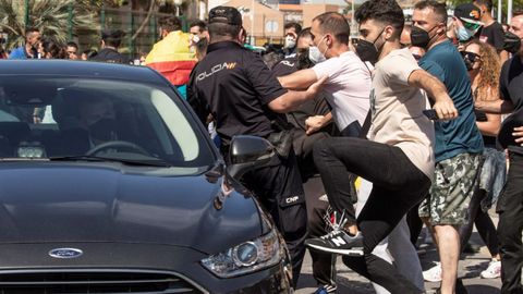 Varias personas se manifiestan contra la llegada del Pedro Snchez a Ceuta, en plena crisis migratoria, el pasado mes de mayo