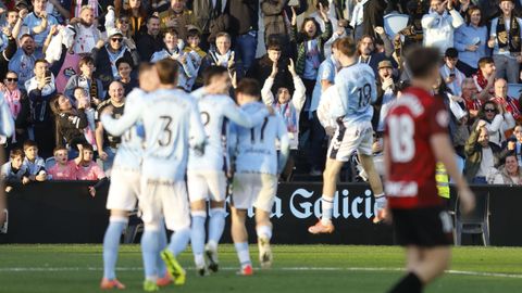 Los c�lticos festejan uno de los goels del equipo vigu�s frente al Athletic Club en Bala�dos.
