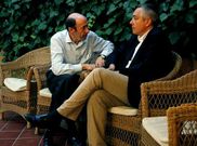 Rubalcaba y Pere Navarro, en un aparte previo al consejo territorial del PSOE celebrado ayer en Granada.