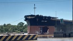 El mercante liberiano En May, tras ser desincrustado de un pilar del puente de Z�rate Brazo Largo (a 90 kil�metros al noroeste de Buenos, en el r�o Paran� Guaz�, contra el que se empotr� el 28 de enero del 2024.