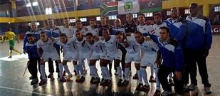 Foto de la selecci�n de f�tbol sala de Libia con Pablo Prieto, en el centro.