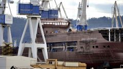 El flotel �Orgullo petrolero�, ayer, en la grada de Navantia. El buque de apoyo a plataformas petrol�feras encargado por Petr�leos Mexicanos (Pemex) para alojar a la plantilla en alta mar ya tiene nombre y madrina, que ser� Victoria Eugenia Aguiar Meugniot. El viernes, coincidiendo con la pleamar se botar� un buque con un mes de adelanto sobre el gemelo que construye en Vigo el astillero Barreras.