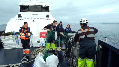 La conselleira se subi&oacute; al Mar de Galicia.