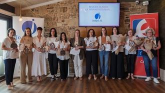 Reconocimiento a once trabajadoras que superan los 20 a&ntilde;os en Eroski City