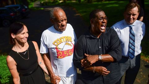 El actor junto a su representante y su abogada 