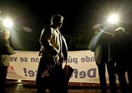 El alcalde, Fern�ndez Lores, pasa ante la pancarta de la manifestaci�n por la sanidad del viernes.