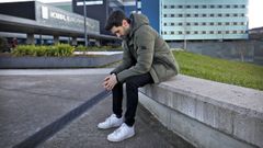 Manuel Iglesias, delante del Cunqueiro, donde su madre estuvo ingresada casi dos semanas