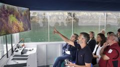 A bordo del Nautilus, Andrs Blanco muestra a las conselleiras imgenes de la flora marina de la isla de San Martio