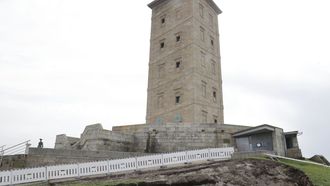 Parte de la rampa de entrada a la Torre est&aacute; ocupada por vallas y hay una zanja abierta