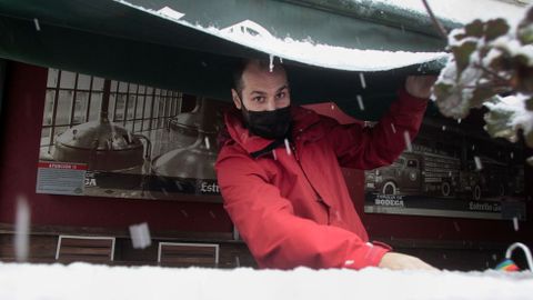 El propietario de un bar de Bveda cierra el toldo para evitar que el peso de la nieve lo rompa