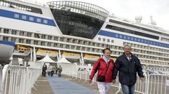 Cruceristas bajando a Ferrol desde un buque de la naviera Aida