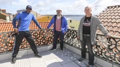 Miko, Pepe Formoso (responsable del Bela Mux�a) y Thierry, ayer en el albergue muxi�n 