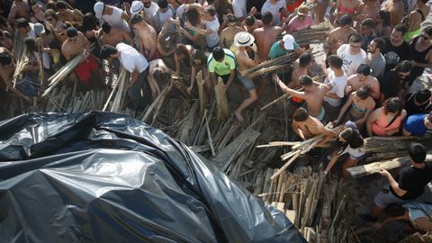 Reparto de madera en las playas de Riazor y Orz�n. 