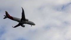 Imagen de archivo de un avi�n de Iberia aproxim�ndose a Alvedro en diciembre del 2025