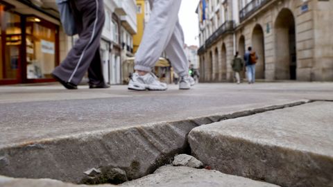 Losas del pavimento rotas en el entorno del teatro Rosala