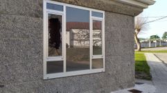 La ventana rota a pu�etazos en el centro de salud de Baltar, en Portonovo