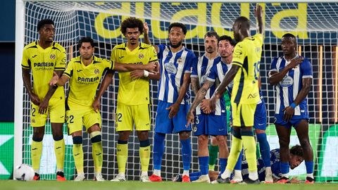 Momento en el que P�p� se dispone a lanzar la falta, que acabar�a en gol anulado.