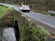 Por el puente pasa a diario un autob�s escolar.