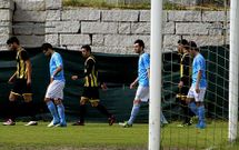 Jugadores de los dos conjuntos saltan al c�sped antes del encuentro de la pasada temporada. 