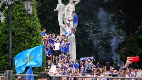 Cientos de personas durante la celebraci�n del ascenso a Primera Divisi�n del Real Oviedo