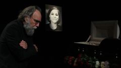 Alex�nder Duguin frente al f�retro de su hija durante su velatorio en la capital rusa, al que acudieron miles de personas