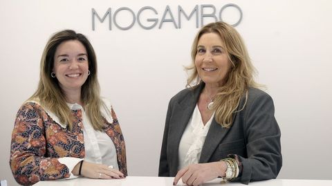Alejandra y Aída en la nueva tienda de Mogambo (en el antiguo local de Sarto), inaugurada el día 27. «Supimos en febrero que se quedaba libre y en solo un mes estamos abiertos», dice la madre y fundadora de un establecimiento cuyo nombre es un guiño a una de sus películas favoritas. «Al principio solo había complementos. Luego, arrancamos con la ropa, siendo muy boho. Y ahora, aparte de ese estilo, tenemos muchos otros. Es más ecléctico».