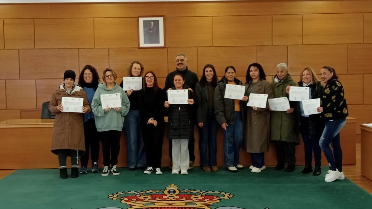 Catorce mujeres completan un curso de cajera-reponedora en Carballo
