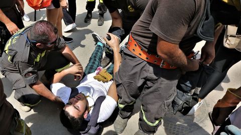 Un manifestante herido es atendido por miembros de los servicios de rescate