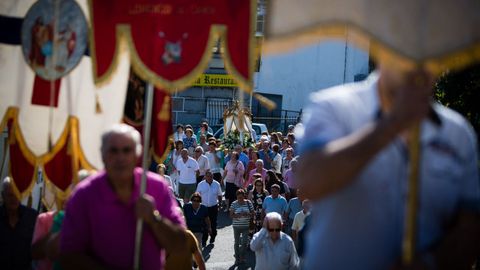 ROMER�A DA VIRXE DO CRISTAL.El 15 de septiembre, Vilanova dos Infantes (Celanova) celebra el d�a grande de la Virxe do Cristal, una de las im�genes m�s peque�as del mundo. Numerosos estandartes encabezan la procesi�n.