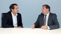 Peio Belausteguigoitia, director general de BBVA Espa�a y Juan Manuel Serrano, presidente de Correos, durante la firma.