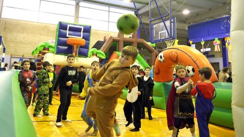 Los peque�os jugaron al f�tbol en el pabell�n del colegio Jaime Balmes.