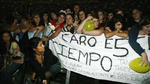 Fans de El Canto del Loco en el Coliseum en su gira del 2006