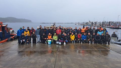 M�s de ochenta voluntarios respondieron a la llamada de la obra social de Abanca para retirar basura marina de Areoso