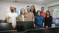 Santiago Garca y Mara Pato con los alumnos de especializacin de videojuegos del CIFP A Carballeira Marcos Valcrcel.