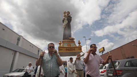 La procesión hizo su habitual recorrido entre los hipermercados de la calle Chantada antes de volver a la iglesia