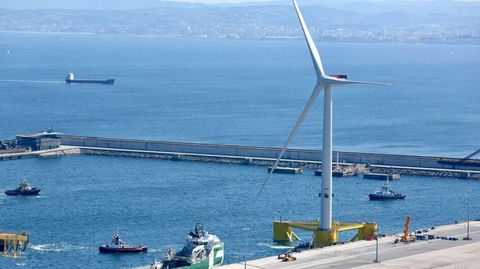 El puerto de Ferrol acogi� en el 2020 el montaje del aerogenerador sobre una de las estructuras del parque luso de Viana do Castelo