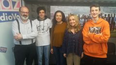 De izquierda a derecha: Agust�n P�rez, Nicol�s Paz, Diana Fern�ndez, Eva Portela y Jordi Mas, en los estudios de Radio Voz, donde hablaron del premio de Boas pr�cticas que ganaron por un proyecto en el que particip� toda la comunidad educativa del IES Manuel Murgu�a
