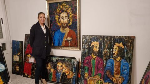 Lola Doporto hace un par de semanas en su estudio con algunos de los cuadros que estos días expone en Madrid