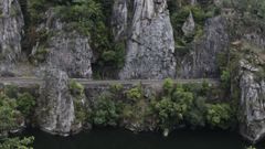 La lnea Ourense-Monforte-Len circula en parte de su recorrido por el angosto valle del Sil